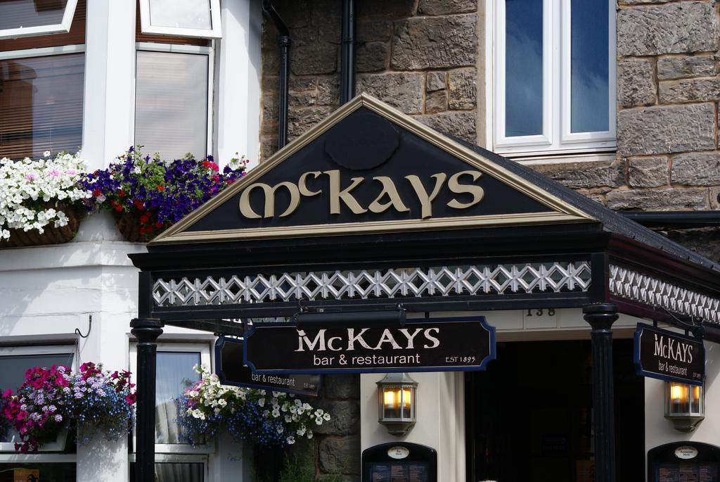 Mckays Hotel Пітлохрі Екстер'єр фото