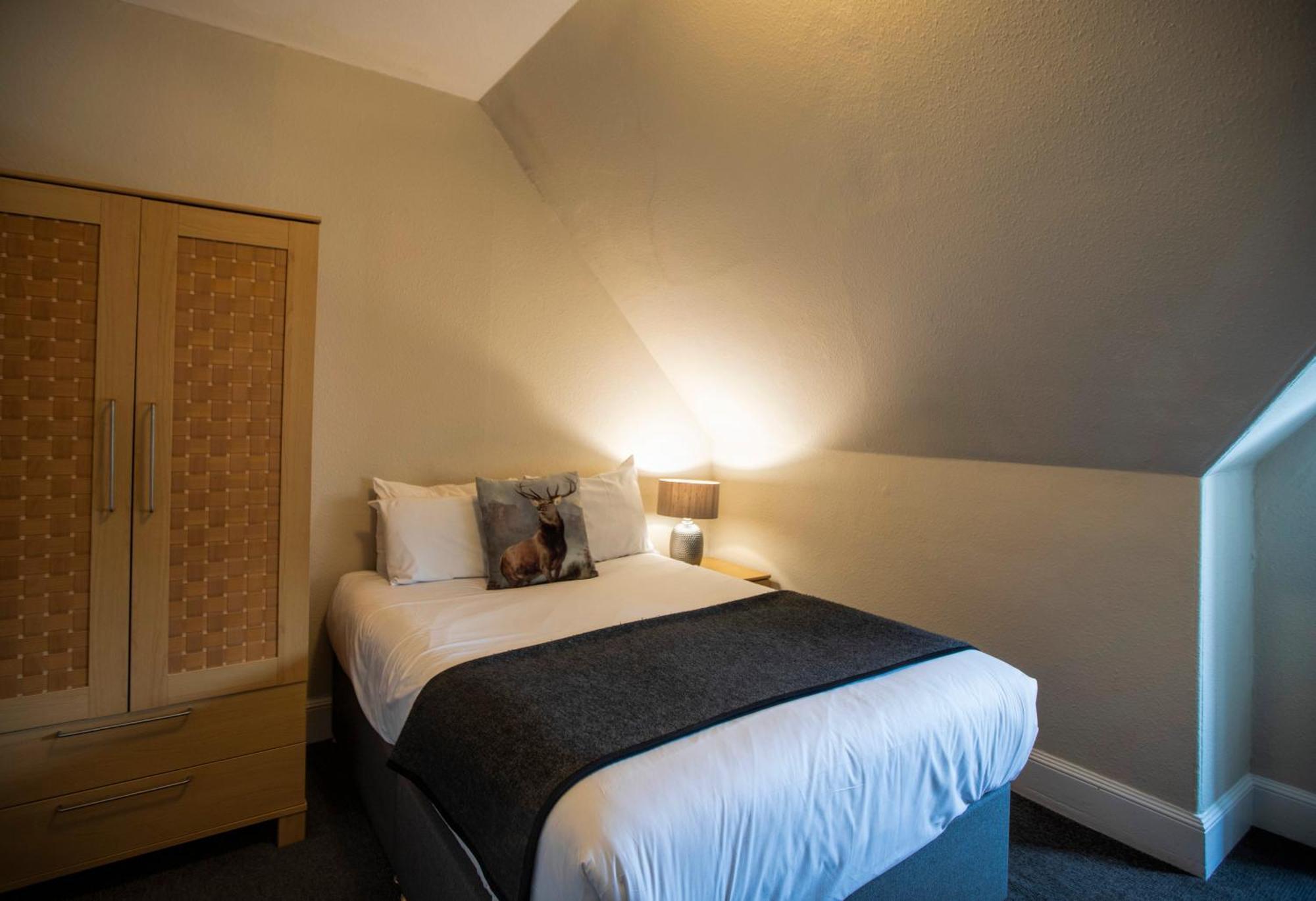 Mckays Hotel Пітлохрі Екстер'єр фото