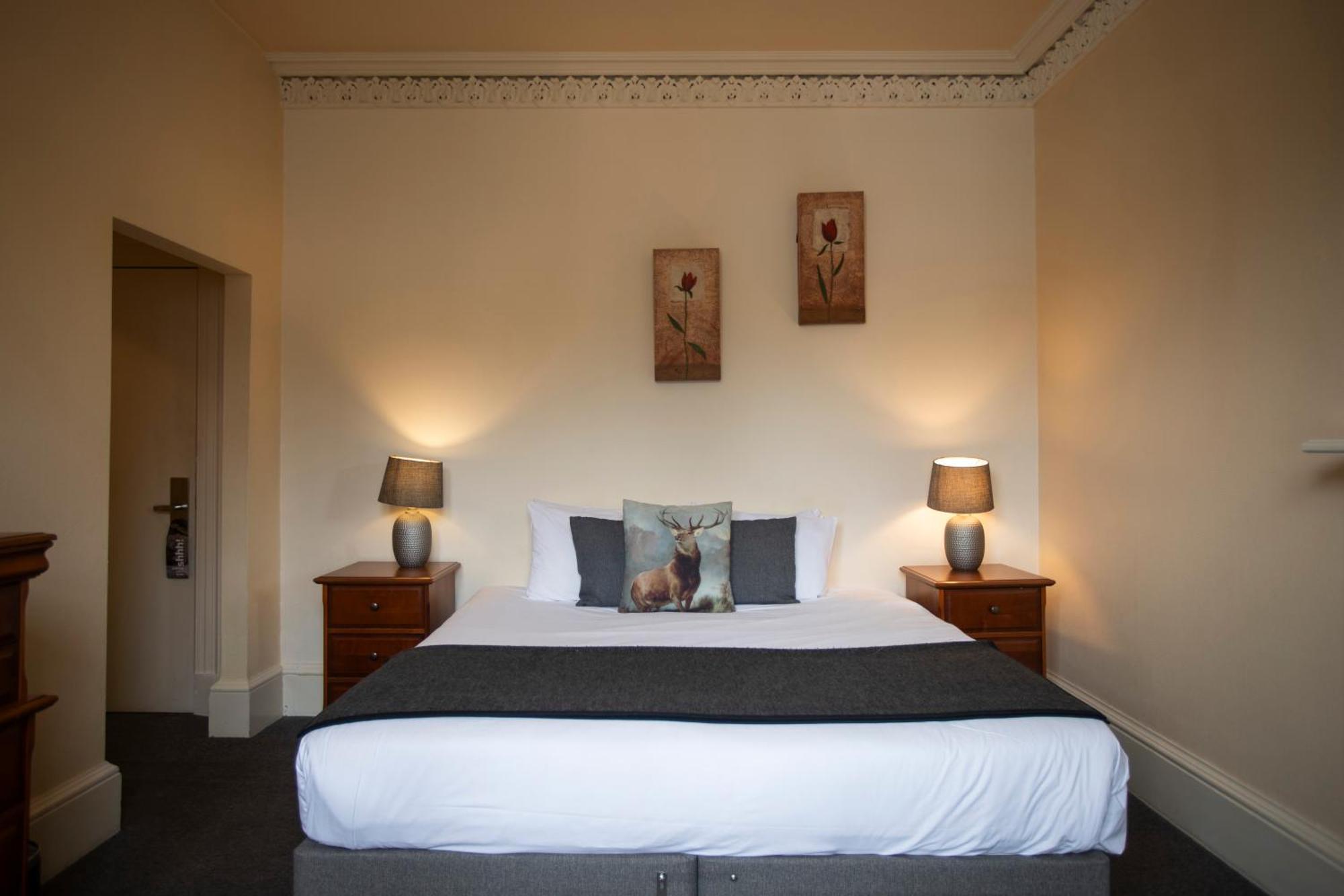 Mckays Hotel Пітлохрі Екстер'єр фото
