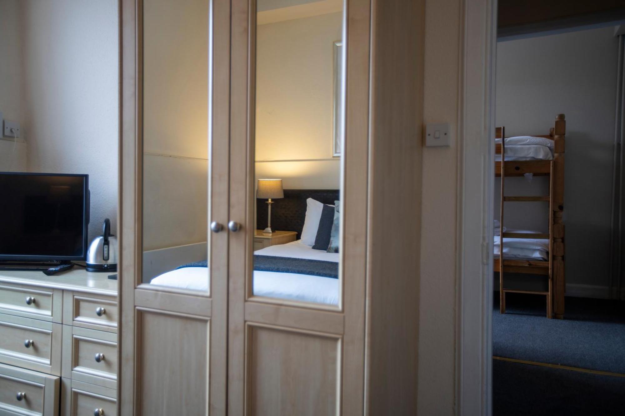 Mckays Hotel Пітлохрі Екстер'єр фото