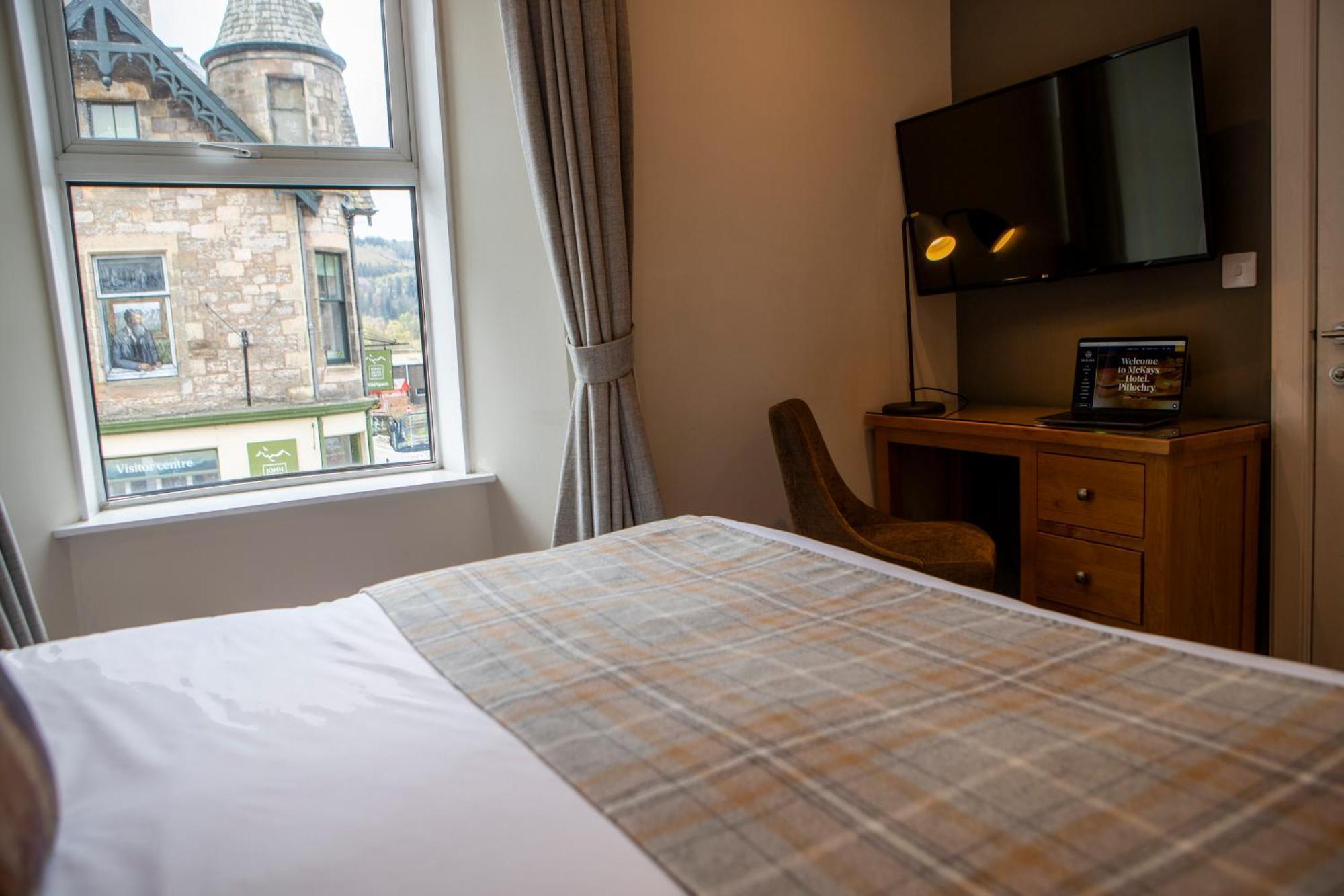 Mckays Hotel Пітлохрі Екстер'єр фото